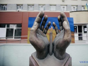 У Києві відкрили пам'ятник лікарям, які загинули від коронавірусу 