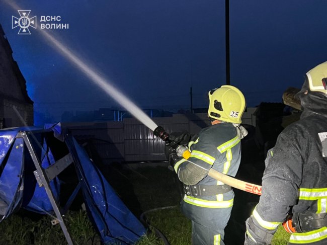 У Луцькому районі горіла господарська споруда: працювали майже 30 вогнеборців