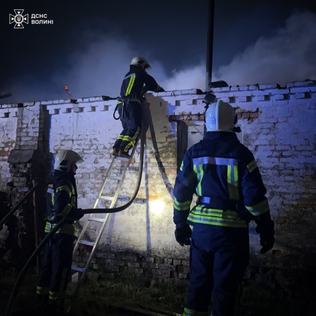 У Луцькому районі горіла господарська споруда: працювали майже 30 вогнеборців