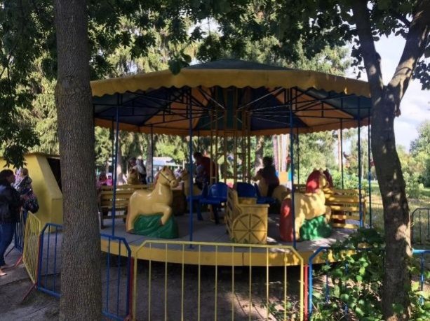 Докаталися: атракціони з луцького парку продають. ФОТО
