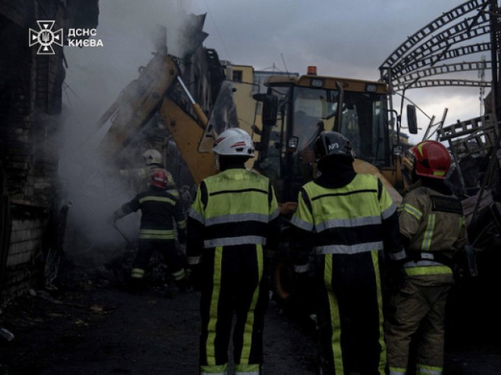 У Києві понад добу триває ліквідація наслідків атаки росії: рятувальники показали фото