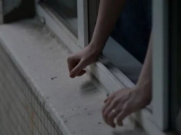 У Львові 17-річна дівчина випала з вікна гуртожитку