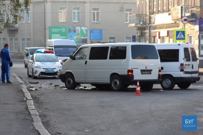 У місті на Волині зіткнулися бус та мінівен. ФОТО