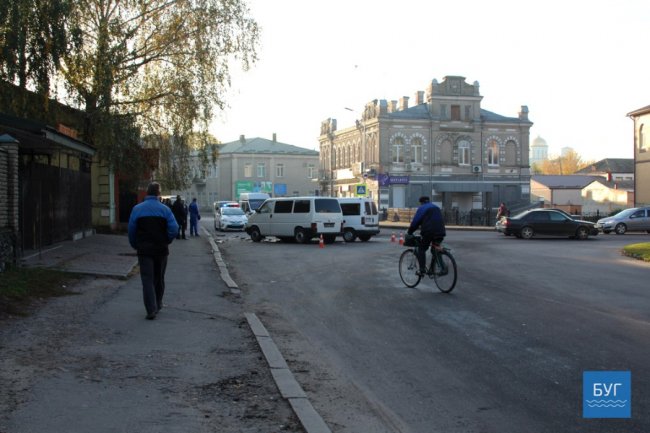 У місті на Волині зіткнулися бус та мінівен. ФОТО