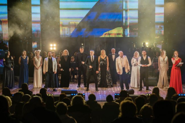 Концерт до Дня закоханих у волинському театрі зібрав аншлаг. ФОТО. ВІДЕО