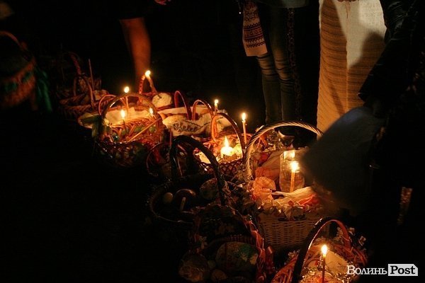 Як у центрі Луцька святили паски. ФОТО