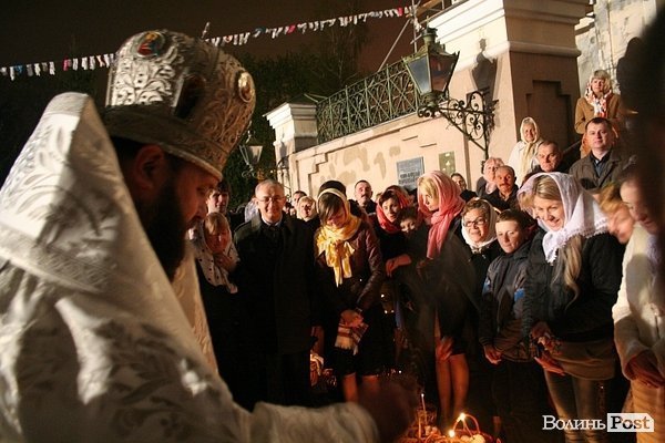 Як у центрі Луцька святили паски. ФОТО