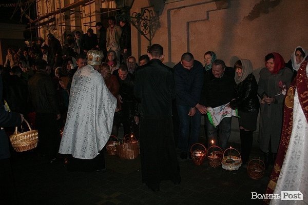 Як у центрі Луцька святили паски. ФОТО
