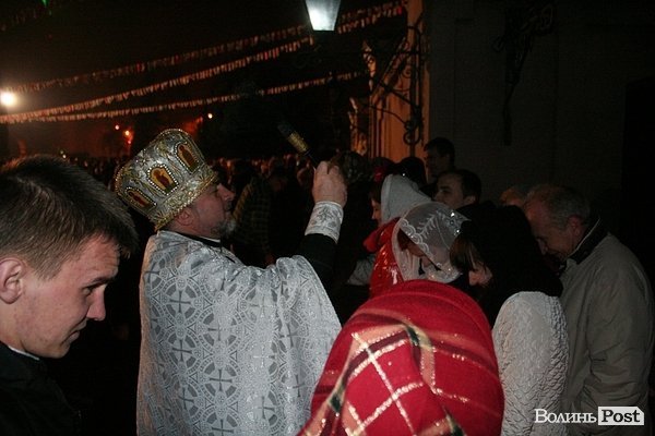 Як у центрі Луцька святили паски. ФОТО