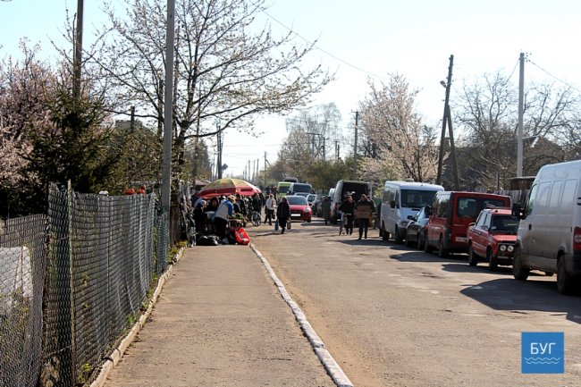 У селищі на Волині «базарники» блокують  рух транспорту. ФОТО