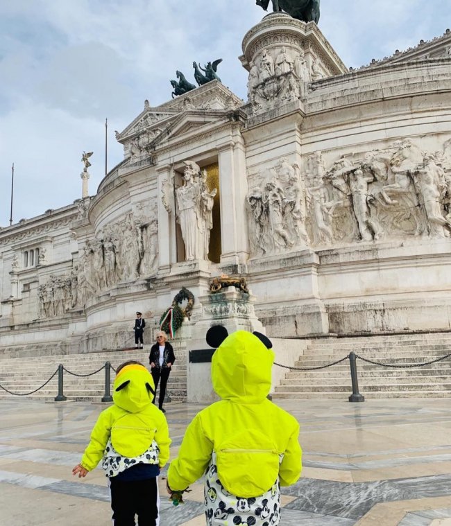 Як MONATIK разом з дружиною та синами насолоджуються відпочинком в Італії