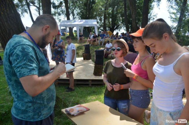 Відомий поет у Луцьку читав вірші про любов та війну. ФОТО