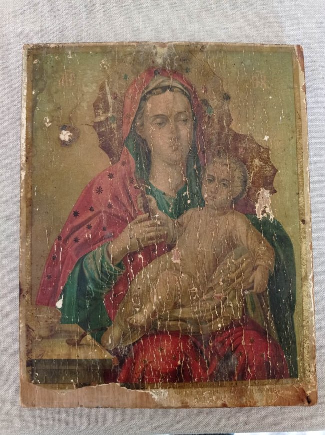 Воїн з Волині передав у музей ікони, які знайшов на руїнах багатоповерхівки у Констянтинівці