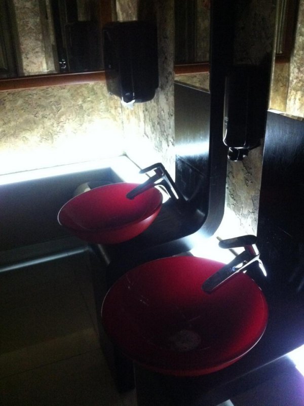 Умивальники у «Базиліку» (Фото Sanyoque, foursquare.com)