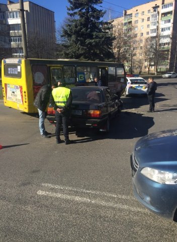У Луцьку біля дитячої лікарні легковик влетів у маршрутку. ФОТО