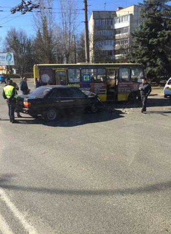 У Луцьку біля дитячої лікарні легковик влетів у маршрутку. ФОТО