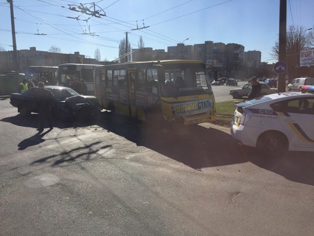 У Луцьку біля дитячої лікарні легковик влетів у маршрутку. ФОТО