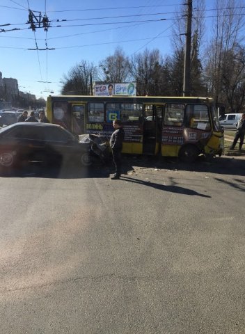 У Луцьку біля дитячої лікарні легковик влетів у маршрутку. ФОТО