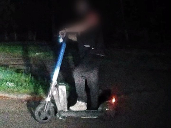 У Луцьку вночі патрульні затримали п'яного чоловіка на самокаті