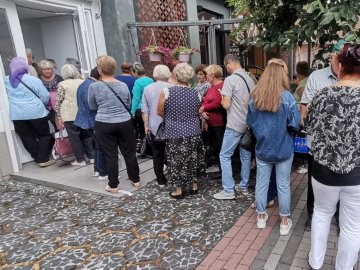 Черги біля луцьких банків: за чим стоять люди і що кажуть в фінустановах