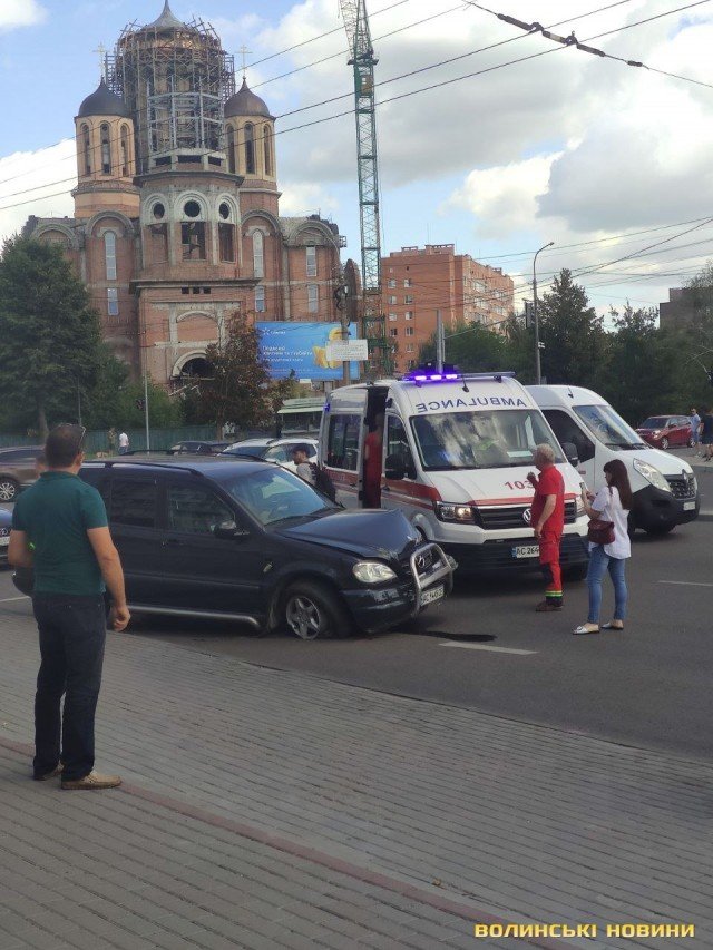 У Луцьку на Соборності автомобіль влетів у стовп. ФОТО