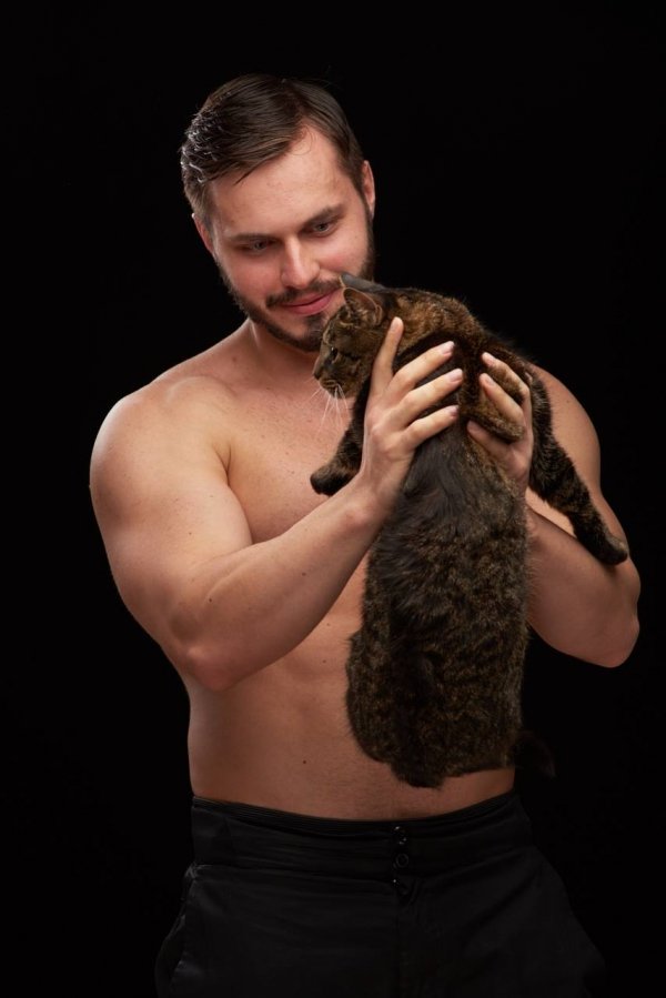 Голі та з котиками: як у Луцьку знімали благодійний календар