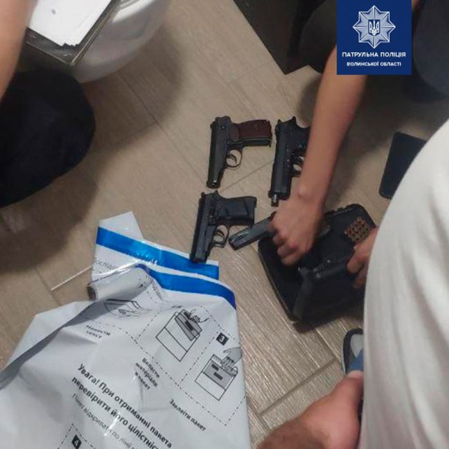 Їхали на виклик про насильство: у Луцьку патрульні знайшли у квартирі зброю