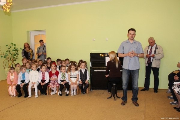 Луцькі  депутати з дітьми садили дерева. ФОТО