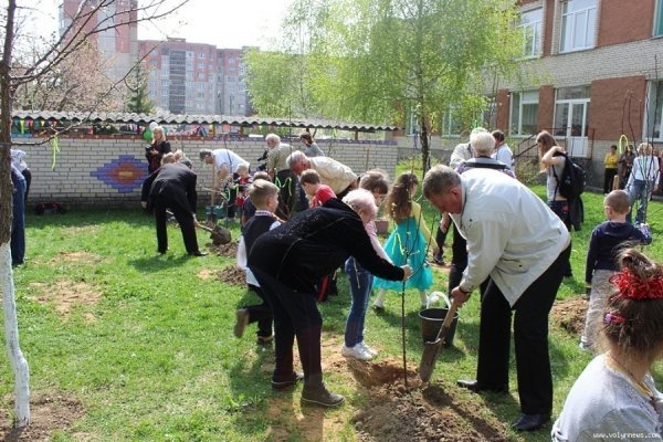 Луцькі  депутати з дітьми садили дерева. ФОТО