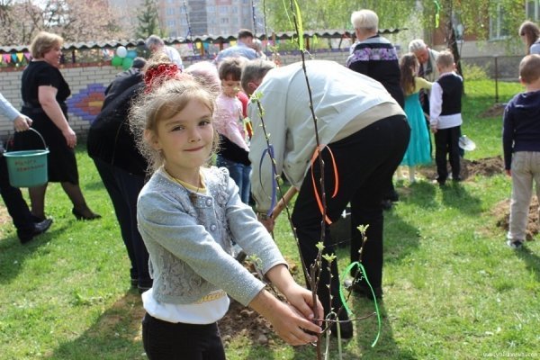 Луцькі  депутати з дітьми садили дерева. ФОТО