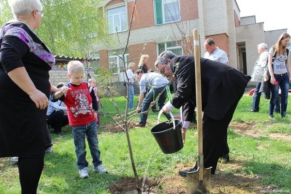 Луцькі  депутати з дітьми садили дерева. ФОТО