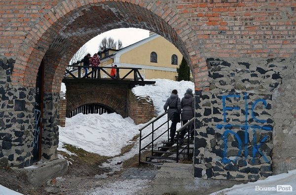 Футбольні фани, які лишають на замку Любарта написи – це дикуни, – директор заповідника