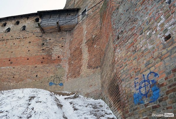 Футбольні фани, які лишають на замку Любарта написи – це дикуни, – директор заповідника