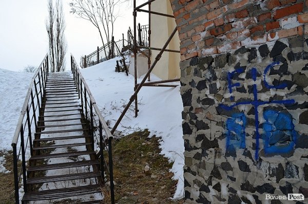 Футбольні фани, які лишають на замку Любарта написи – це дикуни, – директор заповідника