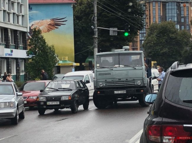 КамАЗ і Lada не поділили дорогу на проспекті в Луцьку. ФОТО