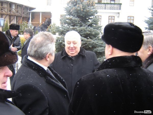 Януковича на Волині зустрічали червоною доріжкою і церковним передзвоном. ФОТО. ВІДЕО