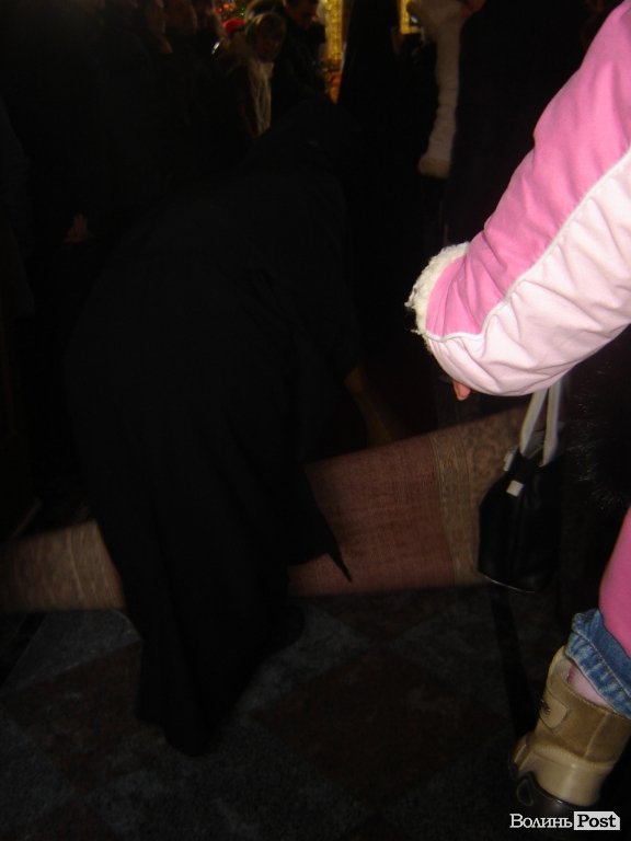 Януковича на Волині зустрічали червоною доріжкою і церковним передзвоном. ФОТО. ВІДЕО