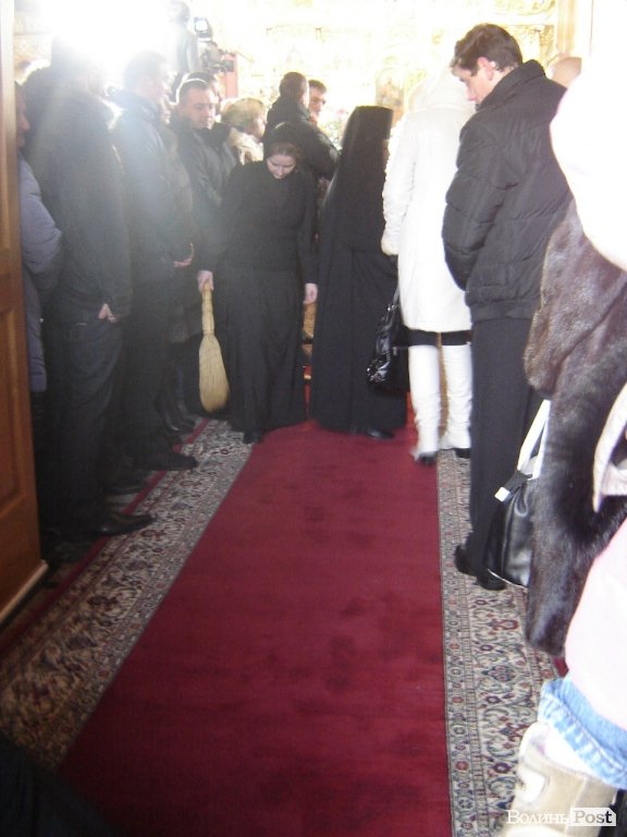 Януковича на Волині зустрічали червоною доріжкою і церковним передзвоном. ФОТО. ВІДЕО