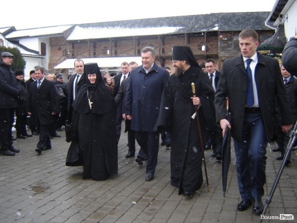 Януковича на Волині зустрічали червоною доріжкою і церковним передзвоном. ФОТО. ВІДЕО