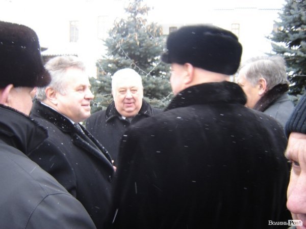 Януковича на Волині зустрічали червоною доріжкою і церковним передзвоном. ФОТО. ВІДЕО