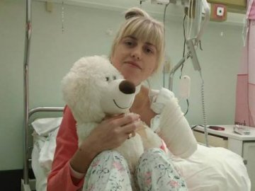 Українська влада не допомагає лучанці, яка втратила руку в Польщі