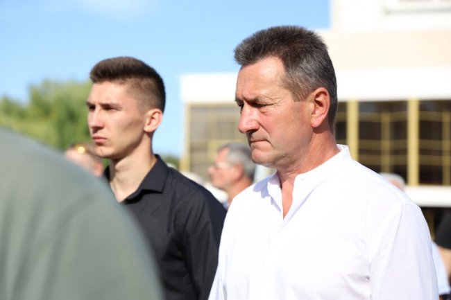 Із соняшниками в руках та зі сльозами на очах: як лучани вшанували пам’ять загиблих в АТО/ООС захисників України. ФОТО 