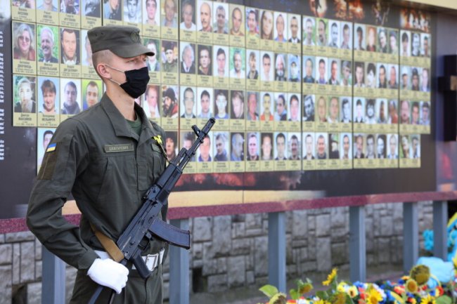 Із соняшниками в руках та зі сльозами на очах: як лучани вшанували пам’ять загиблих в АТО/ООС захисників України. ФОТО 