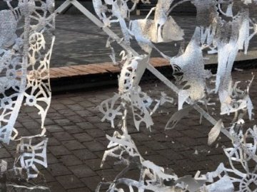 У центрі Луцька вандали знищили святкову витинанку