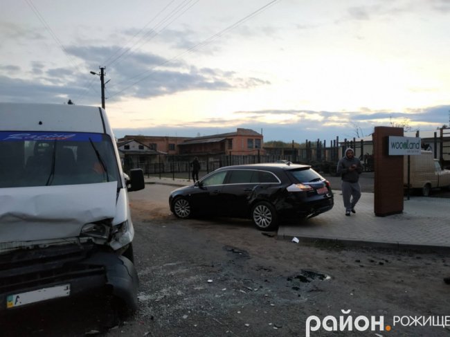 На Волині п'яний водій на бусі скоїв аварію. ФОТО. ВІДЕО