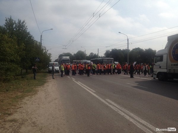 Волинські дорожники перекрили траси і вимагають заробітну платню. ФОТО