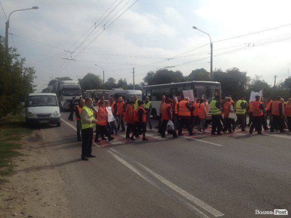 Волинські дорожники перекрили траси і вимагають заробітну платню. ФОТО