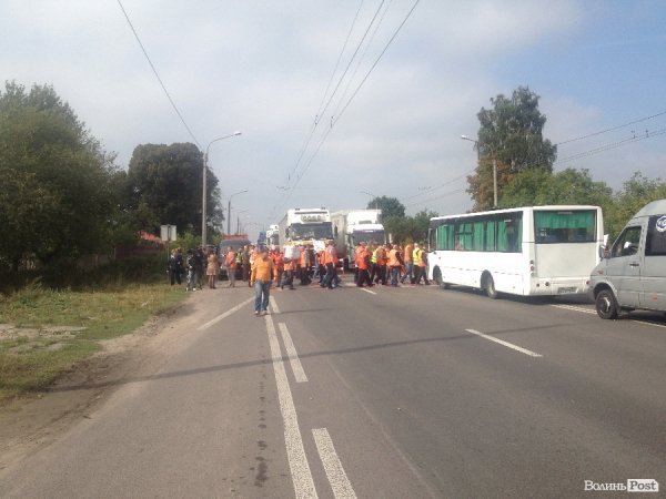 Волинські дорожники перекрили траси і вимагають заробітну платню. ФОТО