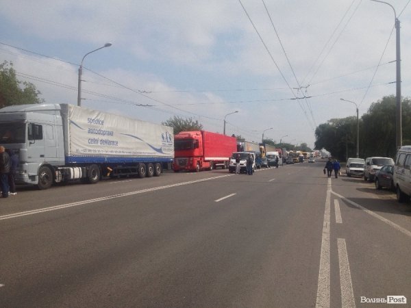 Волинські дорожники перекрили траси і вимагають заробітну платню. ФОТО