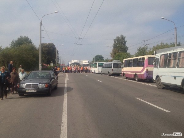 Волинські дорожники перекрили траси і вимагають заробітну платню. ФОТО